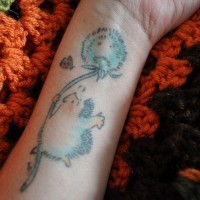 Mädchenhaftes Tattoo von süßem trickfilmartigem Igel mit Löwenzahn am Arm