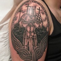 guerriero armato con spada e croce tatuaggio sulla spalla