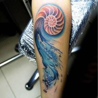 Art-Stil farbigen Unterarm Tattoo von Nautilus mit Zahlen