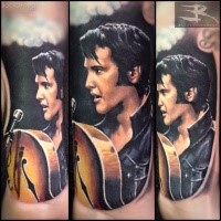 Tatuaggio colorato in stile artistico del ritratto di Elvis