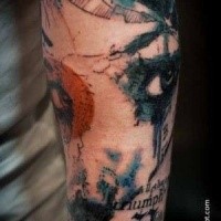 Occhi colorati woma in stile art tattoo sul braccio