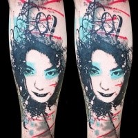 Tatuagem de braço colorido de estilo asiático de retrato de mulher com linhas vermelhas