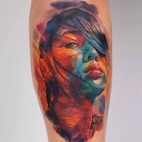 Tatuaggio colorato stile asiatico del ritratto femminile stilizzato con cicatrici