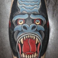 attratto vecchia scuola colorato infuriata testa gorilla tatuaggio su braccio