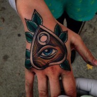 Tatuaje en la mano, colgante con ojo azul