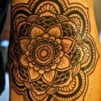 eccezionale inchiostro nero fiore mandala tatuaggio su braccio