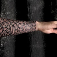 Erschütterndes Tattoo von keltischem Harnisch als Ärmel am Unterarm gestaltet