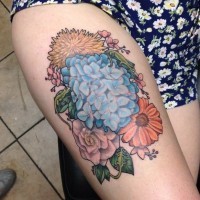 Tolle bunte Blumen Tattoo auf Oberschenkel