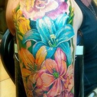 Tolle bunte tropische Blumen Tattoo am Oberarm