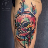 Tatouage impressionnant de crâne colorfull sur la hanche