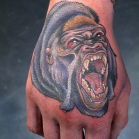 eccezionale infuriato colorato testa gorilla tatuaggio su mano