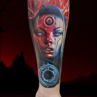 Impressionante tatuaggio con testa di cyborg sull'avambraccio