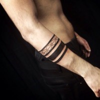 Erschütterndes Tattoo von vielfältigen Streifen als eine Armband am Unterarm gestaltet