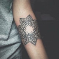 Erschütterndes Tattoo von Mandala Blume am Unterarm