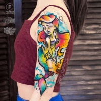 Impressionante tatuaggio con la sirena girly sulla spalla