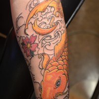 Erschütterndes Tattoo vom Goldfisch in Wellen mit Blume als Ärmel am Unterarm gestaltet