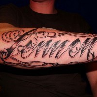 Tatuaje en el antebrazo, nombre, letra negra estilizada