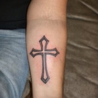 Tatuaje de cruz religiosa en el antebrazo