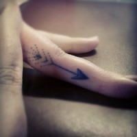 Tatuaje en el dedo, 
flecha preciosa estilizada