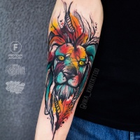 Impresionante tatuaje de león de acuarela en el antebrazo