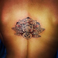 bella fiore loto nero rosso tribale tatuaggio su schiena