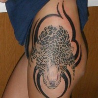 Tatuaje en el muslo, 
guepardo gris en el fondo tribal