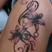 Beautiful black-and-white hawaiian flowers with curles tattoo on thigh