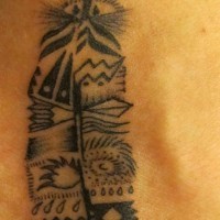 Schöne schwarzweiße Tribal Feder Tattoo