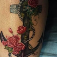 bellissimo fiori rossi su ancora nera tatuaggio su gamba