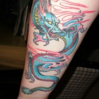 Tatuaje en el antebrazo,
dragón japonés delgado