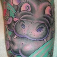 bellissimo cartone animato colorato ippopotamo sfondo verde tatuaggio su braccio