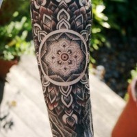 Wunderbares Farbtattoo von Mandala als Ärmel am Unterarm gestaltet
