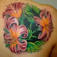 bellissimo colorato fiori tropicali tatuaggio su schiena