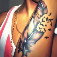 bellissima piuma di uccello tatuaggio per ragazza su braccio