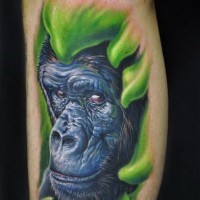 Schönes Tattoo mit Gorillas Schnauze an der Wade