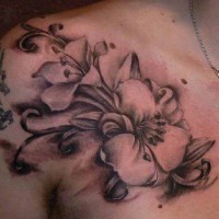 Tatuaje en el pecho, flores grandes exquisitas, tinta gris