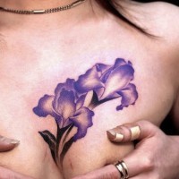 bellissima fiore iris viola tatuaggio su petto di donna