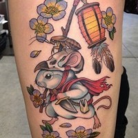 Tatuaje  de rata japonesa con flores y lámpara