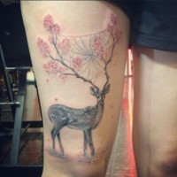 Tatuaje en el muslo,  ciervo joven encantador con árboles cuernos