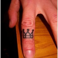 bella corona semplice piccola inchiostro nero tatuaggio su dito