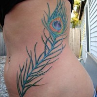 Schöne dünne blaue Pfaufeder Tattoo an der Seite
