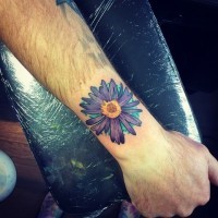 bellissimo fiore aster viola tatuaggio su braccio