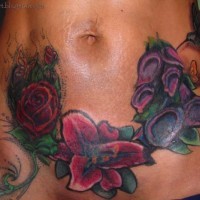 bellissimo colori vivaci fiori esotici tatuaggio su ombelico