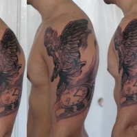 Gran ángel y reloj tatuaje en el brazo