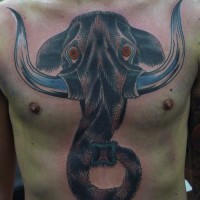 Tatuaje en el pecho,  mamut grande imponente