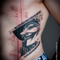 Tatuaggio laterale grande stile trash polka della maschera di Anonimo con scritte
