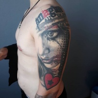Grande tatuaggio della Polka della spazzatura con viso e cuore di ragazza