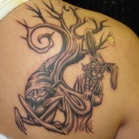 Rücken Tattoo mit Märzhase und Gnom unter dem Baum in Schwarzweiß