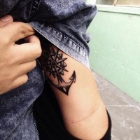 Tatuaje de ancla con brújula, colores gris y negro