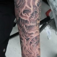 Tattoo von schwarzweißem erschreckendem hornigem Totenkopf als Ärmel am Unterarm gestaltet